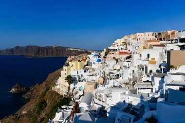 Yunanistan 'ın Santorini adasındaki Oia köyünün büyüleyici manzarası. Ege Denizi 'ndeki Caldera üzerinde geleneksel mavi kubbe kilisesi. Geleneksel mavi ve beyaz Cyclades mimarisi.