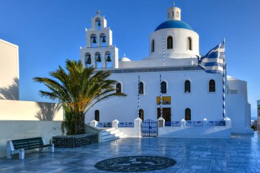Yunanistan 'ın Santorini adasındaki Oia köyündeki Panagia Akathistos İlahisi Kilisesi.