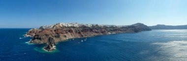 Yunanistan 'ın Santorini adasındaki Oia köyünün büyüleyici manzarası. Ege Denizi 'ndeki Caldera üzerinde geleneksel mavi kubbe kilisesi. Geleneksel mavi ve beyaz Cyclades mimarisi.