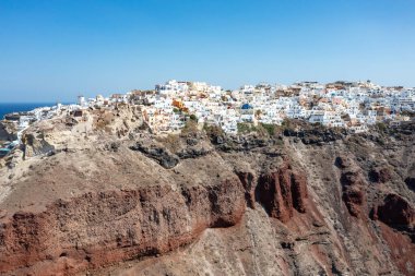 Yunanistan 'ın Santorini adasındaki Oia köyünün büyüleyici manzarası. Ege Denizi 'ndeki Caldera üzerinde geleneksel mavi kubbe kilisesi. Geleneksel mavi ve beyaz Cyclades mimarisi.