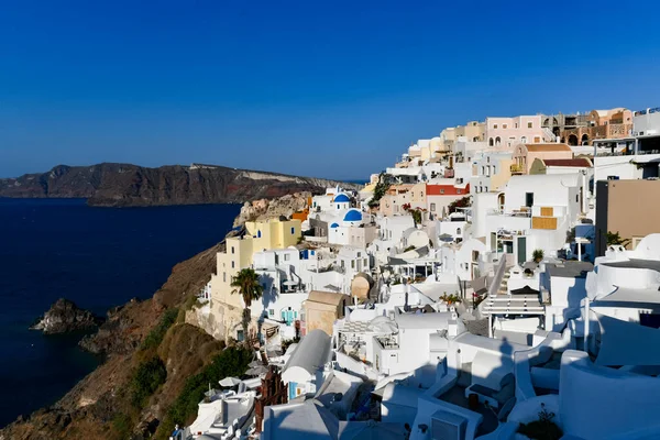 Yunanistan 'ın Santorini adasındaki Oia köyünün büyüleyici manzarası. Ege Denizi 'ndeki Caldera üzerinde geleneksel mavi kubbe kilisesi. Geleneksel mavi ve beyaz Cyclades mimarisi.