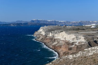 Yunanistan 'ın Santorini kentindeki Akrotiri Deniz feneri çevresindeki manzaranın panoramik görüntüsü.