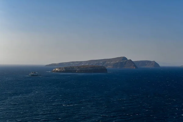 カメニ島 パライア カメニ島 セラシア島 アスプロニシ島 テラ島 ギリシャの火山島 — ストック写真