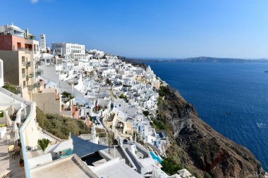 Yunanistan 'ın Santorini adasındaki Fira köyünün büyüleyici manzarası. Ege Denizi 'ndeki Caldera üzerinde geleneksel mavi kubbe kilisesi. Geleneksel mavi ve beyaz Cyclades mimarisi.