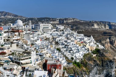 Fira, Santorini - 24 Temmuz 2021: Yunanistan 'ın Santorini adasındaki büyüleyici Fira köyü. Geleneksel mavi ve beyaz Cyclades mimarisi.