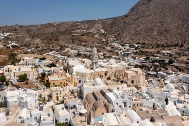 Güney Ege Denizi 'nde Yunanistan' ın Santorini kentindeki Emporio Köyü 'nün hava manzarası.