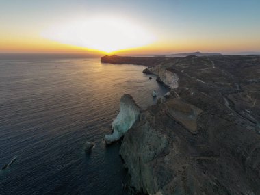 Santorini 'deki beyaz plaj, Cycladic Adaları, Güney Ege' deki Yunanistan. Dünyanın en ünlü sahillerinden birine sahip güzel bir yaz manzarası..