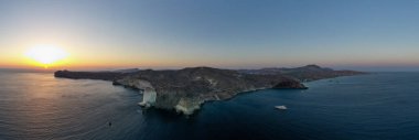 Santorini 'deki kırmızı plaj, Cycladic Adaları, Yunanistan Güney Ege' de. Dünyanın en ünlü sahillerinden birine sahip güzel bir yaz manzarası..