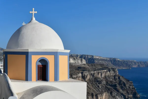 ギリシャサントリーニ島のFirostefani Santorini Greece エーゲ海を見下ろす聖シュタイリアノスのカトリック教会 — ストック写真