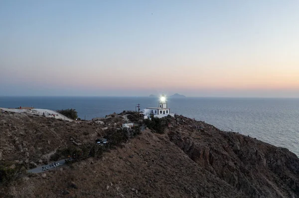 ギリシャのサントリーニ島の日没時のアクロティリ灯台の空中写真 — ストック写真