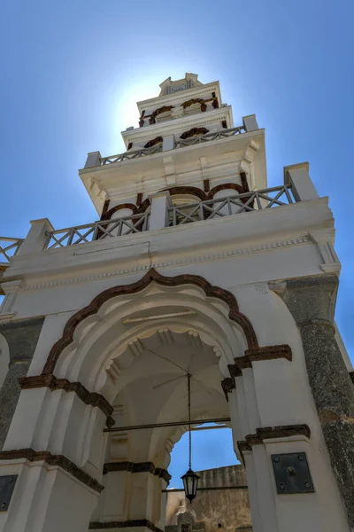 Iglesia Ortodoxa Con Fachada Campanario Múltiples Niveles Emporio Santorini Grecia —  Fotos de Stock