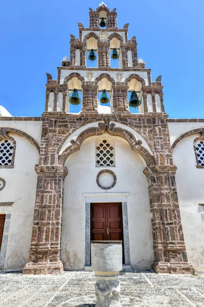 Iglesia Ortodoxa Con Fachada Campanario Múltiples Niveles Emporio Santorini Grecia — Foto de Stock