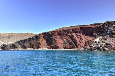 Yunanistan 'ın Santorini kentindeki ünlü Kızıl Kumsal..