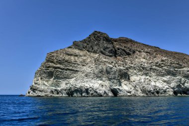Santorini Beyaz Sahili, açık mavi gökyüzü ve Yunanistan 'da mavi deniz..