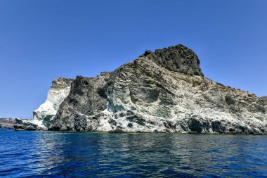 Santorini Beyaz Sahili, açık mavi gökyüzü ve Yunanistan 'da mavi deniz..