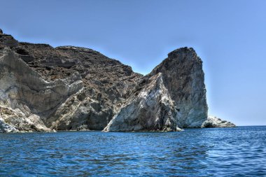 Santorini Beyaz Sahili, açık mavi gökyüzü ve Yunanistan 'da mavi deniz..