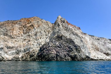 Santorini Beyaz Sahili, açık mavi gökyüzü ve Yunanistan 'da mavi deniz..
