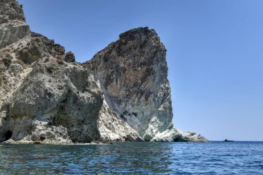 Santorini Beyaz Sahili, açık mavi gökyüzü ve Yunanistan 'da mavi deniz..