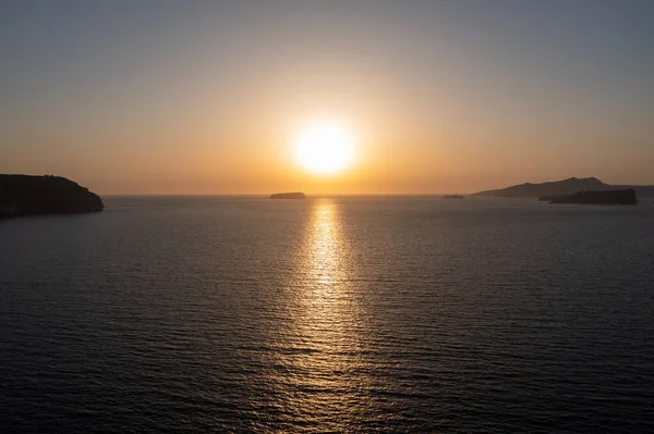 日没時にAkrotiriからサントリーニ島 ギリシャの海岸の空中ビュー — ストック写真