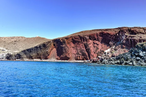 青い空とギリシャのサントリーニ島の有名な紅ビーチ — ストック写真