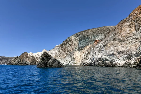 明るい青空とギリシャの青い海とサントリーニホワイトビーチ — ストック写真