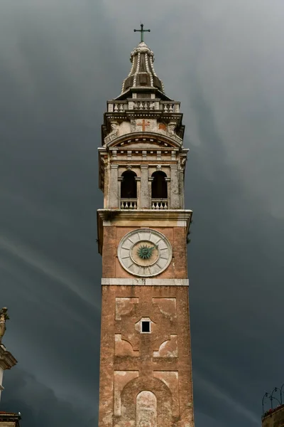 意大利威尼斯的Campo和Chiesa Parrocchia Santa Maria Formosa背景阴云密布 — 图库照片