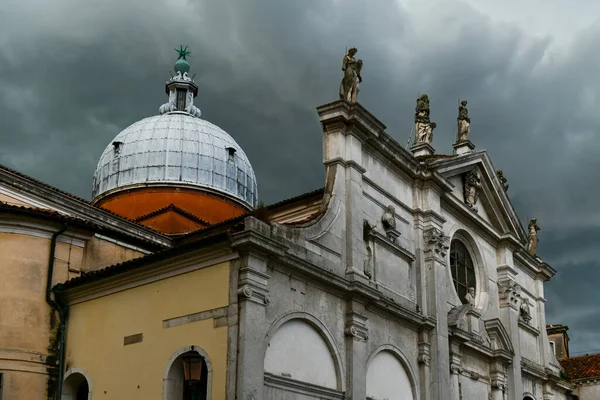 意大利威尼斯的Campo和Chiesa Parrocchia Santa Maria Formosa背景阴云密布 — 图库照片