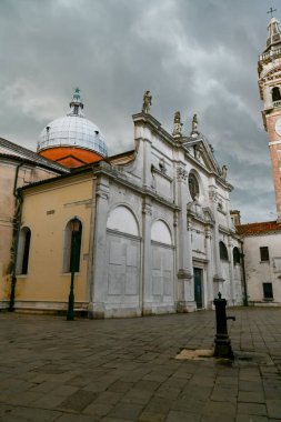 Campo ve Chiesa Parrocchia di Santa Maria Formosa Venedik, İtalya 'da bulutlu bir arka plana karşı.