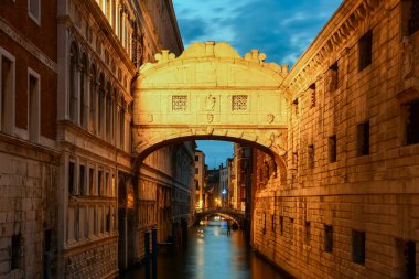 İç Çekmeler Köprüsü veya Ponte dei Sospiri Venedik, İtalya 'da alacakaranlıkta.
