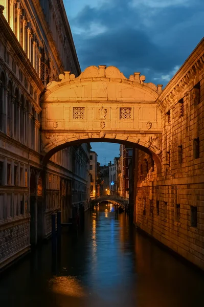Híd Sóhajok Vagy Ponte Dei Sospiri Alkonyatkor Velencében Olaszországban — Stock Fotó