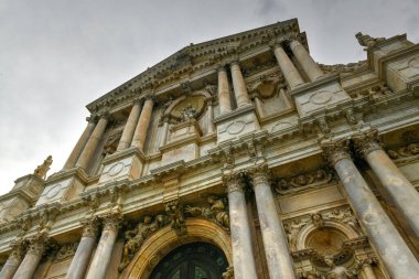 Scalzi Kilisesi olarak da bilinen Santa Maria di Nazareth kilisesinin muhteşem dış cephesi İtalya 'nın Cannaregio bölgesinde yer almaktadır..