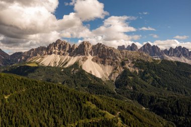 Dolomitlerin hava manzarası ve İtalya 'daki Aferer Geisler Dağları manzarası.
