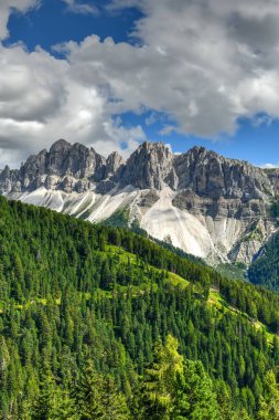 Dolomitlerin manzarası ve İtalya 'daki Aferer Geisler Dağları manzarası.