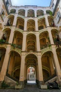 Napoli, İtalya - 16 Ağustos 2021: İtalyanca 'da Palazzo dello Spagnolom olarak bilinen İspanyol Sarayı Napoli, İtalya' da önemli bir mimari sarayı..