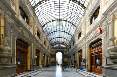 Napoli, Campania, İtalya - 16 Ağustos 2021: 19. yüzyılda Liberty stilinde inşa edilen Galleria Principe di Napoli 'nin İçi.