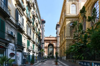 Napoli, Campania, İtalya - 16 Ağustos 2021: 19. yüzyılda Liberty stilinde inşa edilen Galleria Principe di Napoli 'nin İçi.
