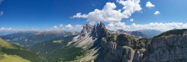 Dolomite dağlarındaki Gardena Vadisi 'nin sabah manzarası. Puez-Geisler Ulusal Parkı, Seceda Tepesi, İtalya, Avrupa. Odle grubu Val di Funes 'un dönüm noktasıdır..
