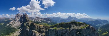 Dolomite dağlarındaki Gardena Vadisi 'nin sabah manzarası. Puez-Geisler Ulusal Parkı, Seceda Tepesi, İtalya, Avrupa. Odle grubu Val di Funes 'un dönüm noktasıdır..