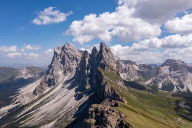 Dolomite dağlarındaki Gardena Vadisi 'nin sabah manzarası. Puez-Geisler Ulusal Parkı, Seceda Tepesi, İtalya, Avrupa. Odle grubu Val di Funes 'un dönüm noktasıdır..