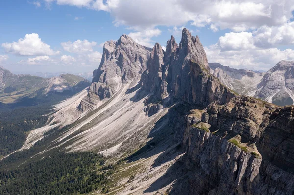 Dolomite dağlarındaki Gardena Vadisi 'nin sabah manzarası. Puez-Geisler Ulusal Parkı, Seceda Tepesi, İtalya, Avrupa. Odle grubu Val di Funes 'un dönüm noktasıdır..