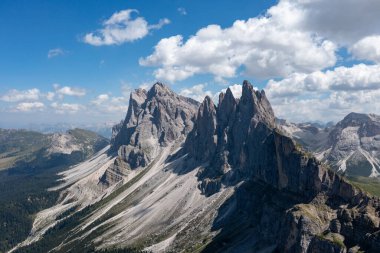 Dolomite dağlarındaki Gardena Vadisi 'nin sabah manzarası. Puez-Geisler Ulusal Parkı, Seceda Tepesi, İtalya, Avrupa. Odle grubu Val di Funes 'un dönüm noktasıdır..