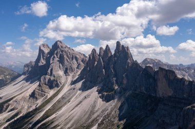 Dolomite dağlarındaki Gardena Vadisi 'nin sabah manzarası. Puez-Geisler Ulusal Parkı, Seceda Tepesi, İtalya, Avrupa. Odle grubu Val di Funes 'un dönüm noktasıdır..