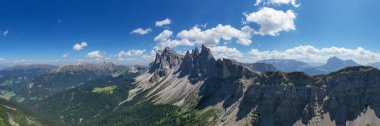 Dolomite dağlarındaki Gardena Vadisi 'nin sabah manzarası. Puez-Geisler Ulusal Parkı, Seceda Tepesi, İtalya, Avrupa. Odle grubu Val di Funes 'un dönüm noktasıdır..