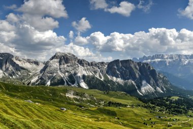 Dolomite dağlarındaki Gardena Vadisi 'nin sabah manzarası. Puez-Geisler Ulusal Parkı, Seceda Tepesi, İtalya, Avrupa. Odle grubu Val di Funes 'un dönüm noktasıdır..