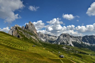 Dolomite dağlarındaki Gardena Vadisi 'nin sabah manzarası. Puez-Geisler Ulusal Parkı, Seceda Tepesi, İtalya, Avrupa. Odle grubu Val di Funes 'un dönüm noktasıdır..