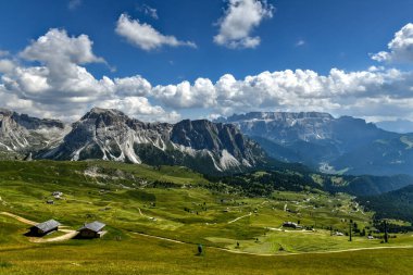 Dolomite dağlarındaki Gardena Vadisi 'nin sabah manzarası. Puez-Geisler Ulusal Parkı, Seceda Tepesi, İtalya, Avrupa. Odle grubu Val di Funes 'un dönüm noktasıdır..