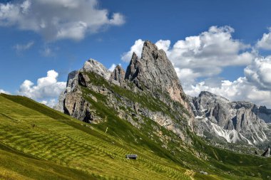 Dolomite dağlarındaki Gardena Vadisi 'nin sabah manzarası. Puez-Geisler Ulusal Parkı, Seceda Tepesi, İtalya, Avrupa. Odle grubu Val di Funes 'un dönüm noktasıdır..
