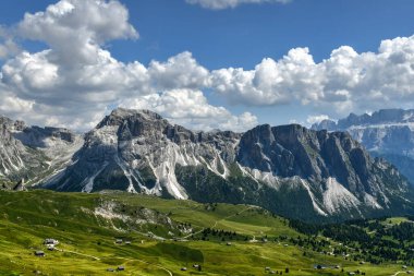 Dolomite dağlarındaki Gardena Vadisi 'nin sabah manzarası. Puez-Geisler Ulusal Parkı, Seceda Tepesi, İtalya, Avrupa. Odle grubu Val di Funes 'un dönüm noktasıdır..