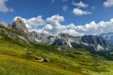 Dolomite dağlarındaki Gardena Vadisi 'nin sabah manzarası. Puez-Geisler Ulusal Parkı, Seceda Tepesi, İtalya, Avrupa. Odle grubu Val di Funes 'un dönüm noktasıdır..