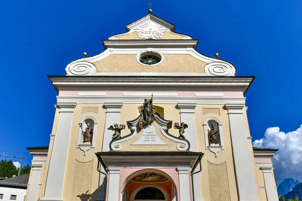 Gele Oranje Neoklassieke Gevel Van Katholieke Parochiekerk Ulrich Ortisei Dolomieten — Stockfoto